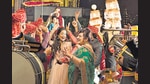 Wedding guests are letting go of the guard when turning up for #DilliwaliShaadi citing reasons such as the mask spoiling makeup and difficulties in devouring shaadi snacks. Wedding guests are letting go of the guard when turning up for #DilliwaliShaadi citing reasons such as the mask spoiling makeup and difficulties in devouring shaadi snacks.