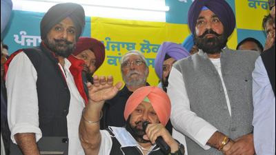 Pickpockets had a field day during the inauguration of former Punjab chief minister Capt Amarinder Singh’s party office in Sector 9, Chandigarh, on Monday. Pickpockets had a field day during the inauguration of former Punjab chief minister Capt Amarinder Singh’s party office in Sector 9, Chandigarh, on Monday.