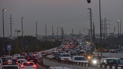 Traffic on Barapullah flyover in New Delhi on Tuesday. (Sanchit Khanna/HT photo)