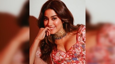 Janhvi Kapoor kept her makeup subtle by adding a little shimmer to her eyes and a nude peachy shade to her lips. (Instagram/@janhvikapoor)