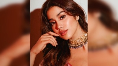 Janhvi Kapoor was styled by celebrity stylist Tanya Ghavri and her makeup was done by celebrity make-up artist Tanvi Chemburkar. (Instagram/@janhvikapoor) Janhvi Kapoor was styled by celebrity stylist Tanya Ghavri and her makeup was done by celebrity make-up artist Tanvi Chemburkar. (Instagram/@janhvikapoor)