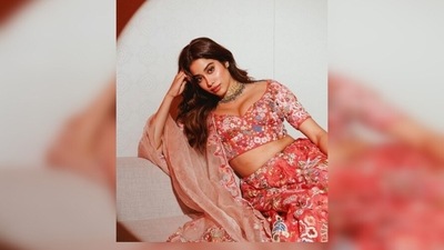 Janhvi Kapoor smiling with all her heart will surely leave you spellbound. (Instagram/@janhvikapoor) Janhvi Kapoor smiling with all her heart will surely leave you spellbound. (Instagram/@janhvikapoor)