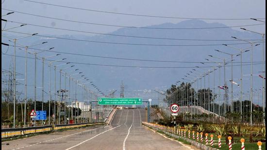 UT adviser Dharam Pal said they will discuss the report with other stakeholders, including Punjab and Haryana, if the land required for shorter route to airport falls under their jurisdictions. (HT file photo)