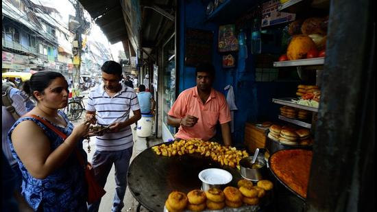 Under phase one of the street vendors survey, EDMC has identified 10,039 vendors in Shahdara south zone and 9,604 in Shahdara north zone. (HT Archive)