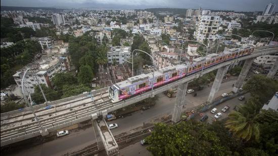 The Ganesh mandals objected to the height of the viaduct at Sambhaji bridge and said that it poses hindrance to the annual immersion procession. (HT PHOTO)