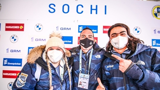 Lucas Populin flanked by coaches Cynthea Huasman (left) and Shiva Keshavan.(Lucas Populin/ Facebook )