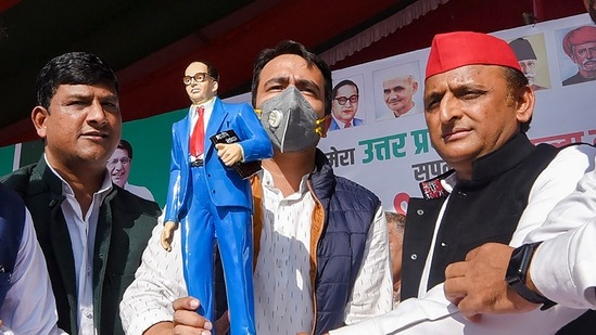 Meerut: Samajwadi Party chief Akhilesh Yadav with RLD leader Jayant Choudhary during a SP-RLD rally in Meerut(PTI)