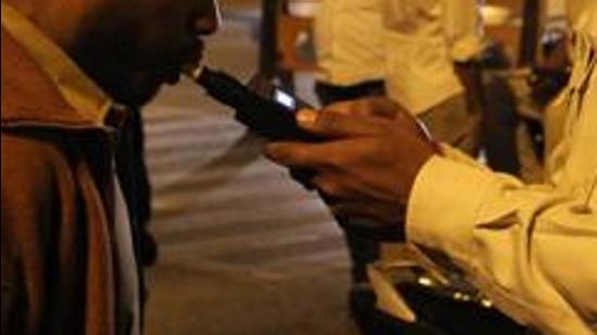 The locals accused the police personnel of being under the influence of liquor, snatching a mobile phone and threatening them with false implication in a case. (Hindustan Times/for representation only)