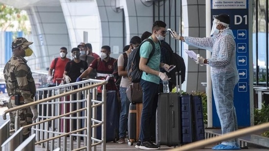 India revised its travel guidelines starting December 1 in which those arriving from at risk countries have to mandatorily undergo a seven-day quarantine. (HT Photo)