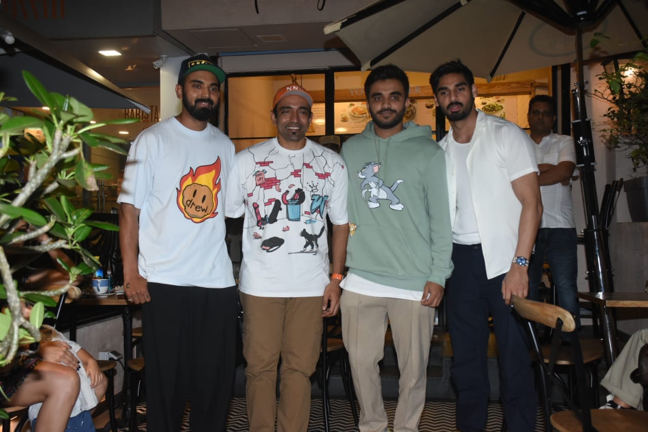 Ahan Shetty poses with KL Rahul and Robin Uthappa.(Varinder Chawla)