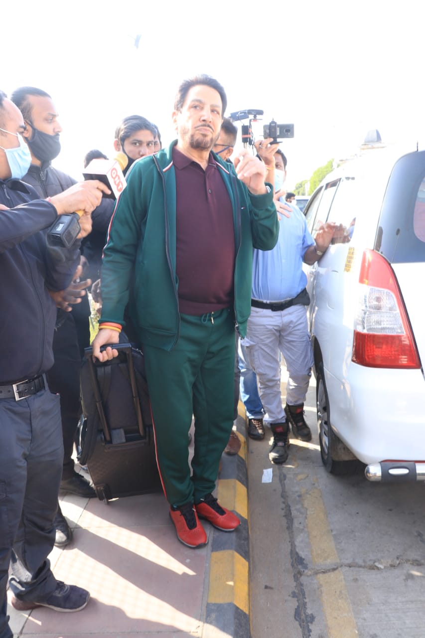 Gurdas Maan at the Jaipur airport.&nbsp;(Varinder Chawla)