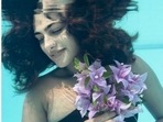 Kubbra Sait, in a black bikini, went underwater and did this...