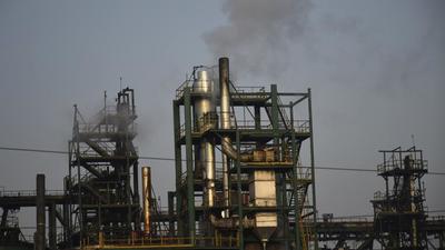 Ghaziabad has the maximum share of polluting industries. Of the 500 air polluting industries in Ghaziabad, 421 industries are still using coal for their operations. (Sakib ali/HT photo)