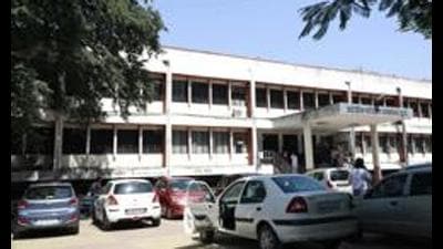 Only 17 doctors have registered with the Pune Regional Transport Office (RTO) to provide medical certificates to people for renewal of driving licences. (HT PHOTO)