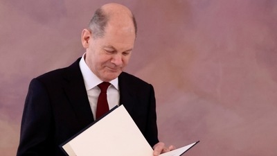 Newly elected German Chancellor Olaf Scholz receives his certificate of appointment from German President Frank-Walter Steinmeier during a ceremony at Bellevue Palace in Berlin, Germany, December 8, 2021. REUTERS/Hannibal Hanschke (REUTERS)