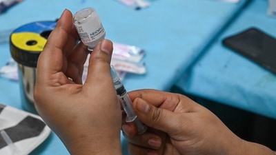 A health worker prepares a dose of Covaxin vaccine against Covid-19 coronavirus at a vaccination centre in New Delhi on September 14, 2021. (Photo by Prakash SINGH / AFP) A health worker prepares a dose of Covaxin vaccine against Covid-19 coronavirus at a vaccination centre in New Delhi on September 14, 2021. (Photo by Prakash SINGH / AFP)