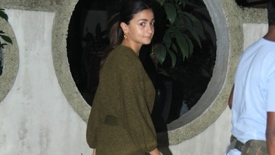 The full sleeves dress came with a V-neckline to add to the oomph factor and to let her ensemble do the maximum talking, Alia styled it with a ponytail hairstyle. (Varinder Chawla) The full sleeves dress came with a V-neckline to add to the oomph factor and to let her ensemble do the maximum talking, Alia styled it with a ponytail hairstyle. (Varinder Chawla)