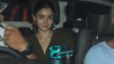 Accessorising her look with a pair of golden hoop earrings and a black face mask, Alia amplified the glam quotient with a dab of pink lipstick, rosy blushed and highlighted cheeks and filled-in eyebrows. (Varinder Chawla) Accessorising her look with a pair of golden hoop earrings and a black face mask, Alia amplified the glam quotient with a dab of pink lipstick, rosy blushed and highlighted cheeks and filled-in eyebrows. (Varinder Chawla)
