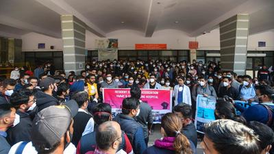 Resident doctors protest against the delay in NEET-PG counselling 2021, at Safdarjung Hospital, on Wednesday. (Amal KS/Hindustan Times)