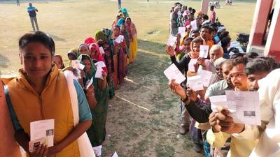 Voters standing in queues to cast their votes at a polling booth during panchayat election in Kaimur on Wednesday. (Santosh Kumar/HT Photo)
