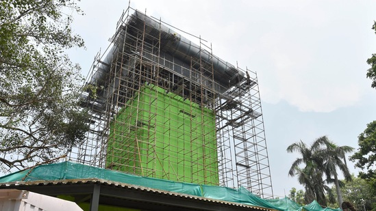 Experts have long argued that smog towers are not a long-term solution to Delhi’s air pollution problem.(Ajay Aggarwal /HT Photo) Experts have long argued that smog towers are not a long-term solution to Delhi’s air pollution problem.(Ajay Aggarwal /HT Photo)