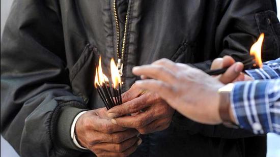 The Home Insect Control Association (Hica), has urged people to stop buying or selling mosquito repellent incense sticks (agarbattis) in the state, as a majority of them are illegal and do not have necessary certification/licences. (HT PHOTO)