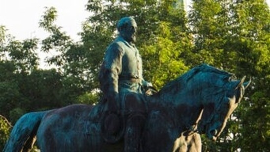Workers prepare to remove the monument of Confederate General Robert E Lee.(AP) Workers prepare to remove the monument of Confederate General Robert E Lee.(AP)