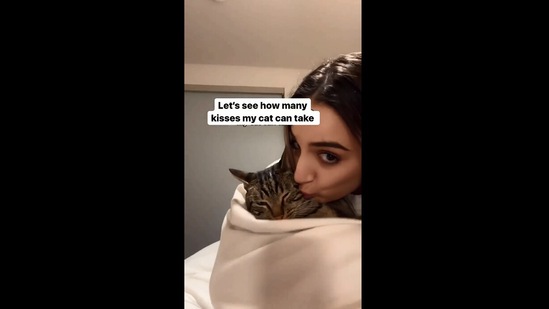 The image shows the woman kissing its cat.(Instagram/@dontstopmeowing)