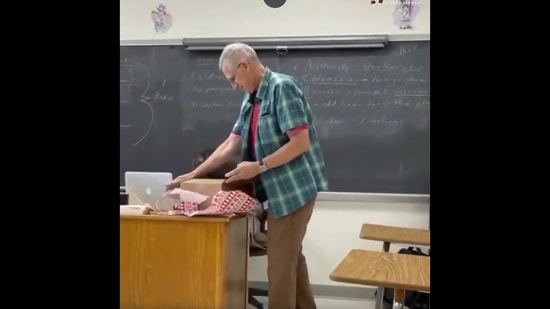 The image shows the teacher opening the Christmas gift by the students. (Screengrab)