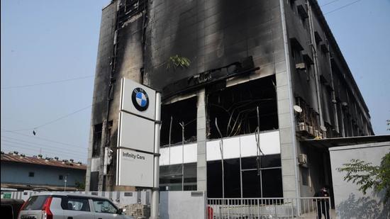 More than 45 cars for servicing were burnt after a BMW workshop caught fire in the night at MIDC Turbhe, in Navi Mumbai. (HT PHOTO)