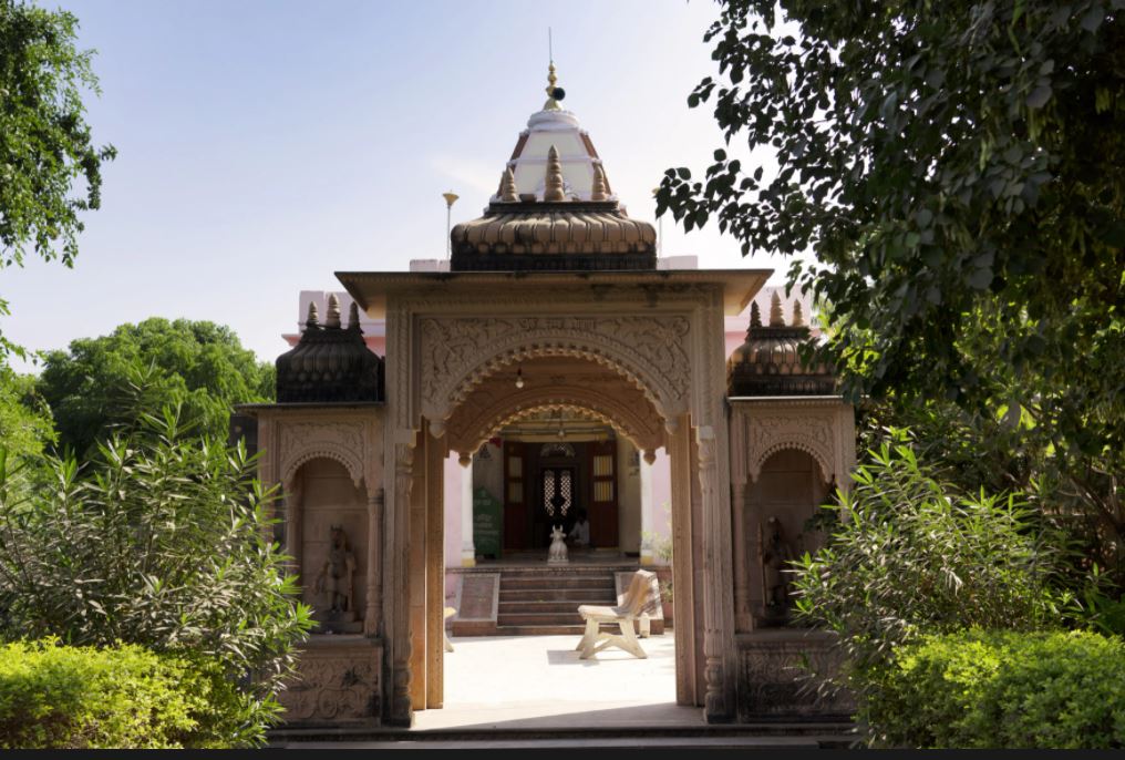 Add a spiritual touch to the getaway by joining aarti at the temple every evening Add a spiritual touch to the getaway by joining aarti at the temple every evening