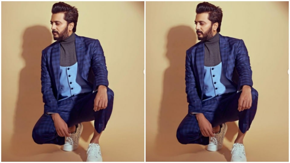However, Riteish knows how to give a twist to his fashion, as well. What looked absolutely formal was added with a pair of classic white sneakers for a more dapper effect. Fashion lovers are scurrying to take notes of this, we are sure. (Instagram/@riteishd)