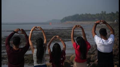 Tourists enjoy the Pirwadi Beach and its surroundings in Uran, the only beach in Navi Mumbai. (BACHCHAN KUMAR/HT PHOTO)