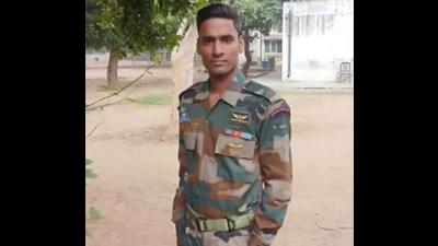 Lance Naik Vivek Kumar, 29, a para commando who was the PSO of chief of defence staff General Bipin Rawat, belongs to Kangra district of Himachal Pradesh. He died in the helicopter crash on Wednesday. (HT file photo) Lance Naik Vivek Kumar, 29, a para commando who was the PSO of chief of defence staff General Bipin Rawat, belongs to Kangra district of Himachal Pradesh. He died in the helicopter crash on Wednesday. (HT file photo)