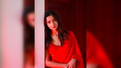 Alia Bhatt makes heads turn at the trailer launch of her upcoming film RRR in a bright red plain lehenga saree. (Instagram/@_psudo_) Alia Bhatt makes heads turn at the trailer launch of her upcoming film RRR in a bright red plain lehenga saree. (Instagram/@_psudo_)