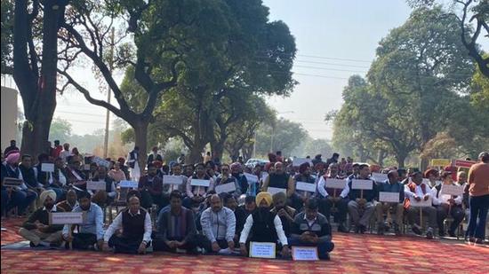 Punjab revenue officials holding a dharna in Mohali in support of their demands for an impartial inquiry and cancellation of FIR against Hoshiarpur naib tehsildar Sandeep Kumar, who has been arrested in a corruption case. (HT Photo)