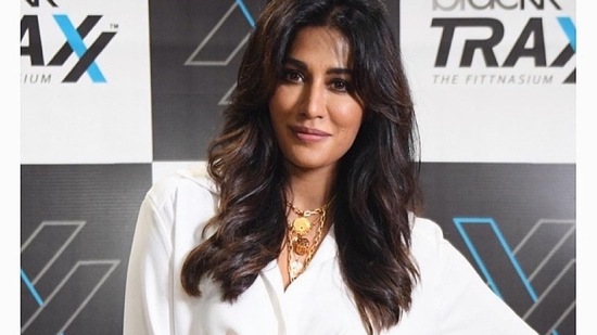 Leaving her luscious tresses open down her shoulders in mid-parted hairstyle, Chitrangda accessorised her look with a layered golden chain necklace and a stack of finger rings from Flower Child By Shaheen Abbas and Outhouse Jewellery.(Instagram/chitrangda)