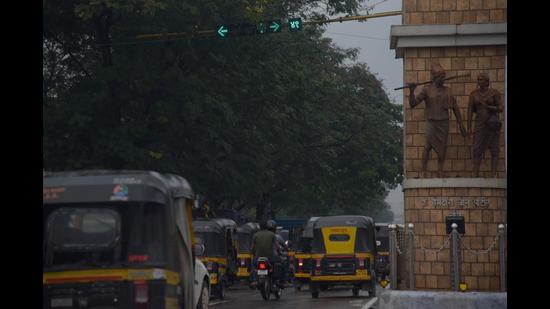 A traffic signal showing countdown timer in Marathi at Navi Mumbai’s APMC Market last week. The numbers are now restored back in English. (BACHCHAN KUMAR/HT PHOTO)