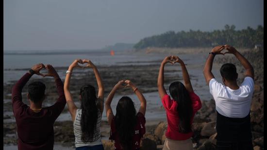 Tourists enjoy the Pirwadi Beach and its surroundings in Uran, the only beach in Navi Mumbai. (BACHCHAN KUMAR/HT PHOTO) Tourists enjoy the Pirwadi Beach and its surroundings in Uran, the only beach in Navi Mumbai. (BACHCHAN KUMAR/HT PHOTO)