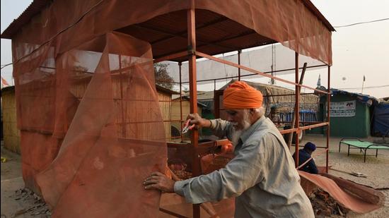 Farmers dismantle their tents after SKM leaders announced to call off the agitation, at Singhu Border, in New Delhi on Thursday. (Sanchit Khanna/ Hindustan Times)