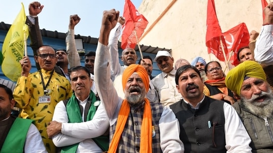 The leaders of farmers' unions celebrate upon receiving confirmation from the government on acceptance of their demands, In Delhi on Thursday. (HT photo) The leaders of farmers' unions celebrate upon receiving confirmation from the government on acceptance of their demands, In Delhi on Thursday. (HT photo)