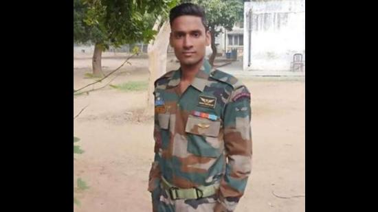 Lance Naik Vivek Kumar, 29, a para commando who was the PSO of chief of defence staff General Bipin Rawat, belongs to Kangra district of Himachal Pradesh. He died in the helicopter crash on Wednesday. (HT file photo)