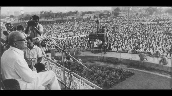 Jayaprakash Narayan addressing a rally on 25 June 1975 at Ramlila Ground in New Delhi just before Emergency was declared. (HT Photo)