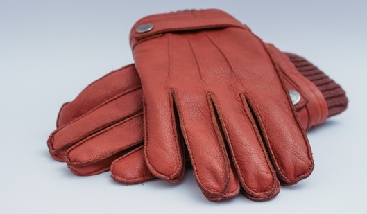 Protect your hands from dry and cracked skin with a pair of gloves. (Pexels)