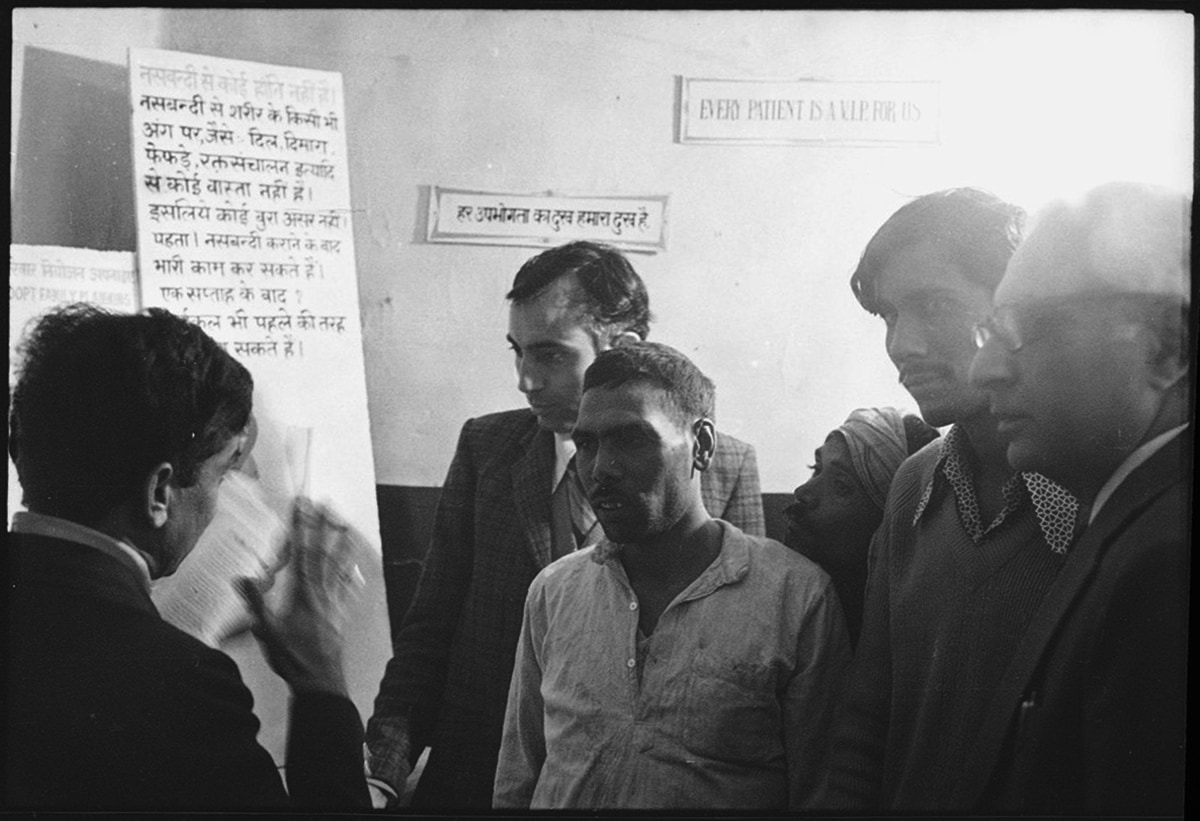 10 December 1976 - A doctor explaining that there are no harmful effects of male vasectomy at an ESI hospital in New Delhi on 10 December 1976. (SN Sinha/HT Photo)