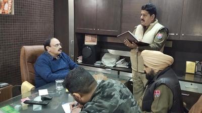 Police investigating the robbery at the victim’s hosiery factory at RK Road near Cheema Chowk in Ludhiana on Friday. (Gurpreet Singh/HT) Police investigating the robbery at the victim’s hosiery factory at RK Road near Cheema Chowk in Ludhiana on Friday. (Gurpreet Singh/HT)