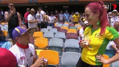 England fan proposing to Australia supporter at Gabba. (Twitter/@7Cricket)
