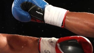 Boxing gloves (Twitter)
