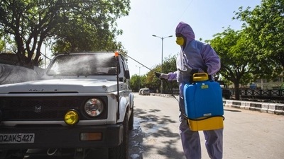 An MCD worker sprays disinfectant on a police vehicle (Representative image/HT PHOTO) An MCD worker sprays disinfectant on a police vehicle (Representative image/HT PHOTO)