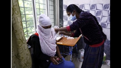 Maharashtra still is one of the ten states in the country that have a lower than National average vaccination rate of 86% first dose vaccination among beneficiaries and 53% fully vaccination rate among 18 plus. (HT PHOTO) Maharashtra still is one of the ten states in the country that have a lower than National average vaccination rate of 86% first dose vaccination among beneficiaries and 53% fully vaccination rate among 18 plus. (HT PHOTO)
